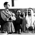 سلطان باشا الأطرش والجنرال ديغول- السويداء 1941، ويبدو إلى يسار الصورة الأمير حسن وإلى يمينه عقلة القطامي؛ وإلى يمين الجنرال ديغول، الجنرال كاترو